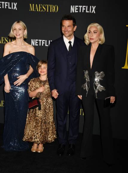 Ledi Gaga sa Bredlijem i njegovom ćerkom.