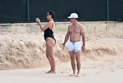 Mark Valberg i Rea Durem na plaži.