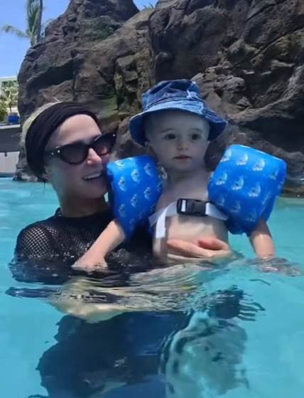 Paris Hilton sa sinom u bazenu