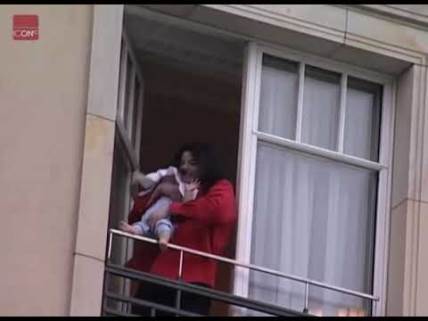 Majkl je nespretno držao dete, i u jednom momentu ga čak prebacio preko ograde balkona, da su se mnogi uplašili kao će mu beba ispasti iz ruku.