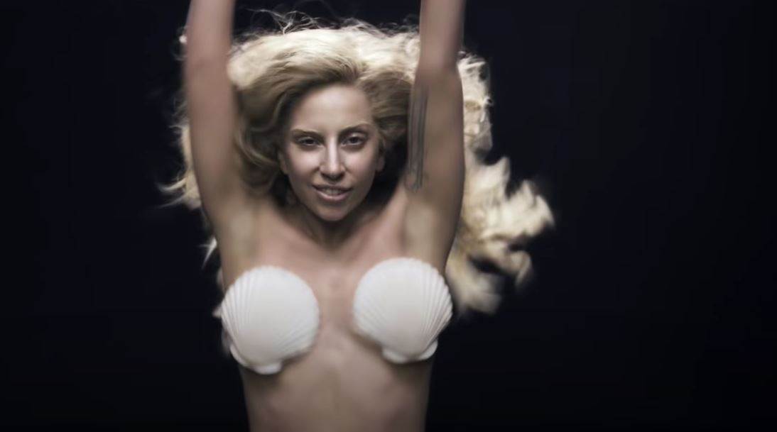 Ledi Gaga sa bixie frizurom
