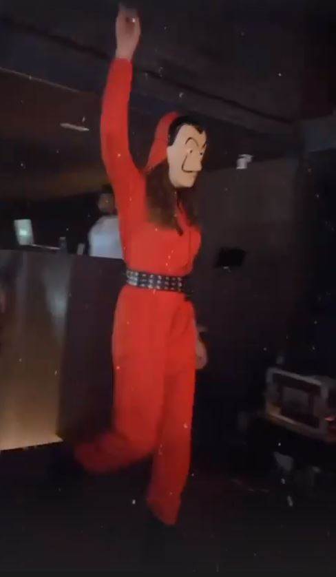 severina u kostimu pljackasa na nastupu