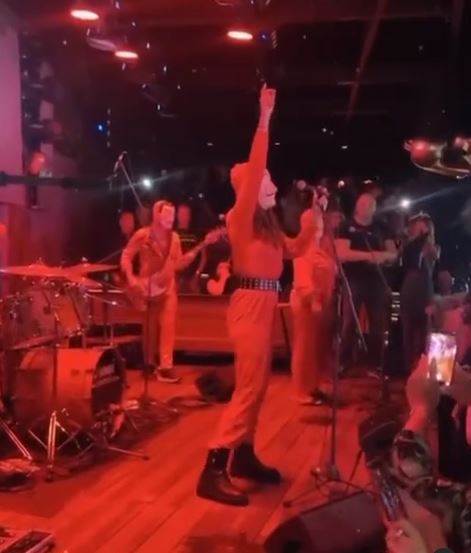severina i bend nastupali su u crvenim kostimima po uzoru na pljackase iz serije la casa de papel
