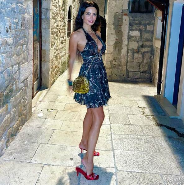 nikolina pisek u vecernjoj setnji u haljini i crvenim stiklama