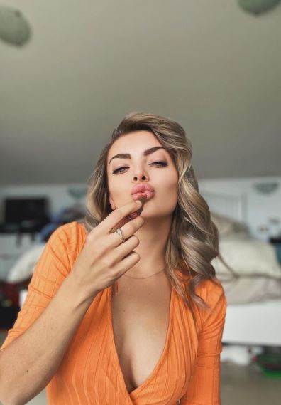 Ela Dvornik saopštila mami da su joj pukli impanti u grudima.