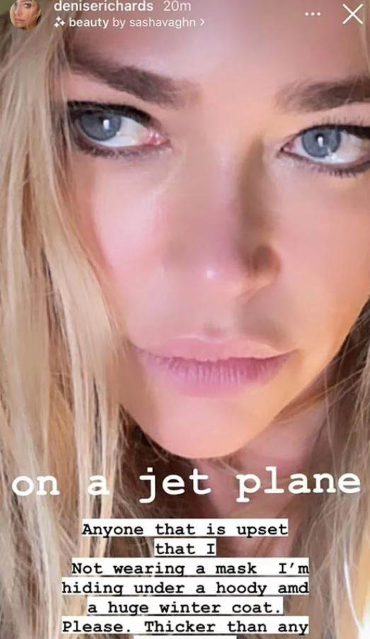 Deniz Ričards postavila je selfi bez maske u avionu.
