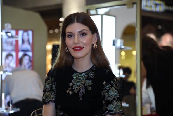 Tamara Dragičević u modernim čizmama preko kolena koje žene obožavaju ove zime.