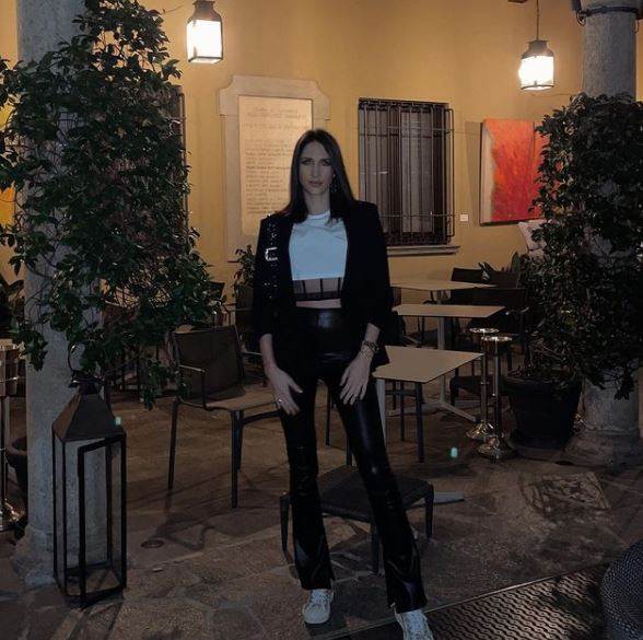 Jelisaveta Orašanin fotografisala se u najmodernijem modelu kožnih pantalona.