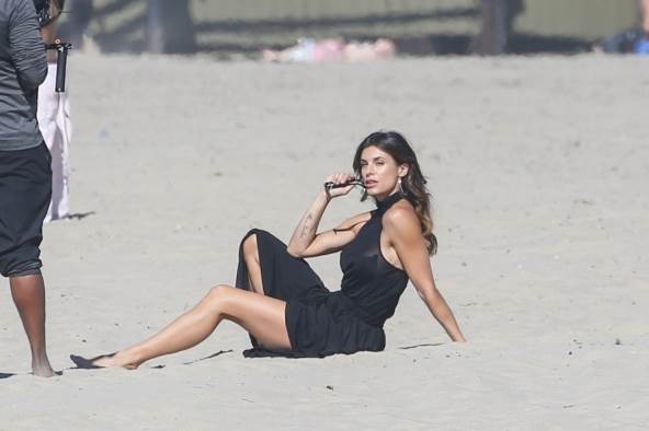 Elizabeta Kanalis pozirala je u haljinama na plaži sa fotografom.