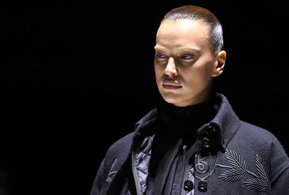irina šajk na reviji pokazala blajhane obrve