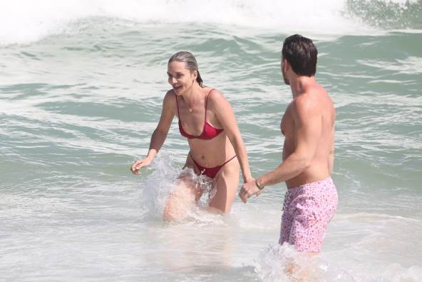 Melisa Koen na plaži sa dvojicom nepoznatih muškaraca.