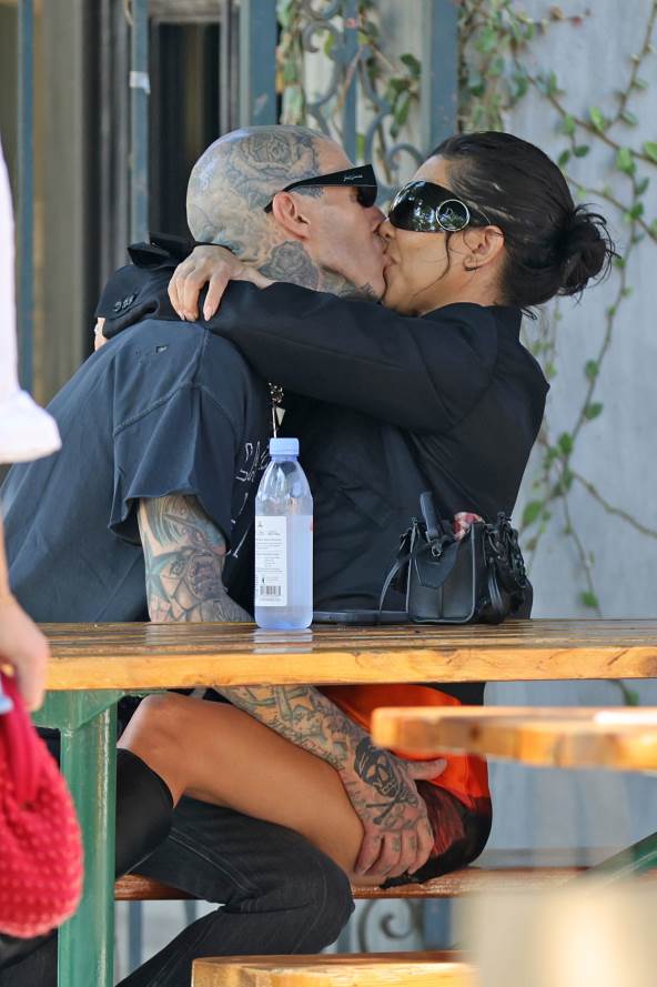 Kortni Kardašijan i Travis Barker se ljube u javnosti.