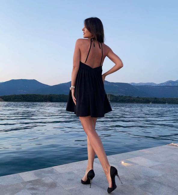 Dragana Mićalović pozirala je u mini balon haljini.