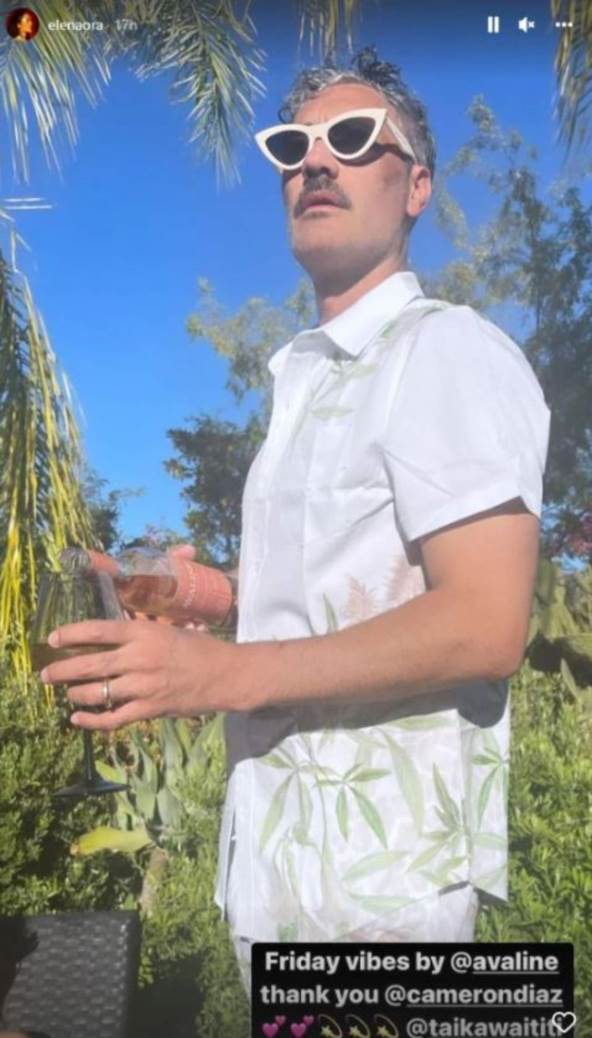 Taika Vaititi uslikan je sa zlatnom burmom.