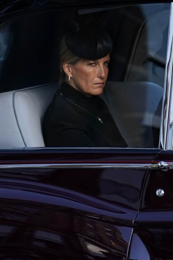 potresena grofica na ispraćaju kraljice elizabete