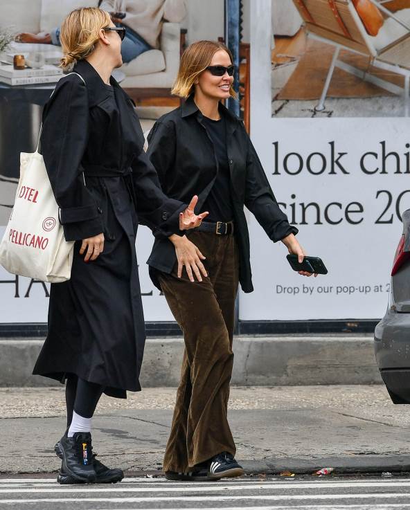 Lara Vortington u somot pantalonama.