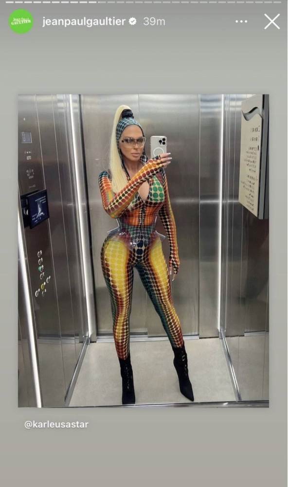Jelena Karleuša pozirala je u gotjeovom kombinezonu.