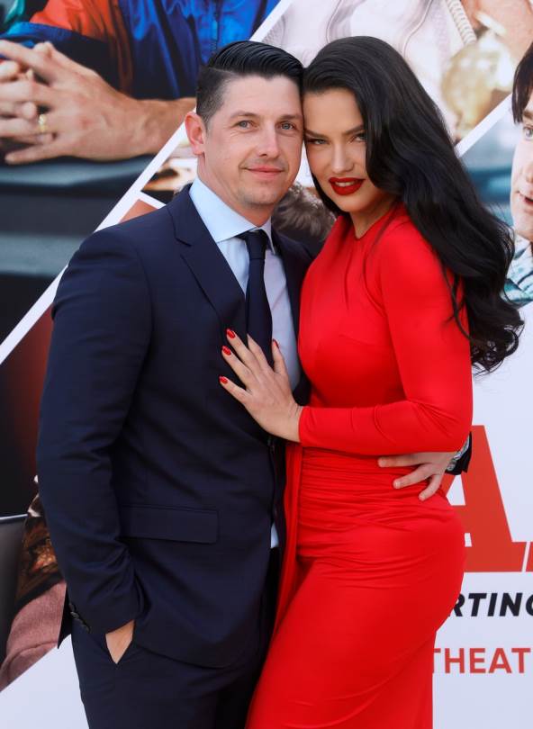 Adrijana Lima se pojavila u zanosnoj haljini na premijeri.