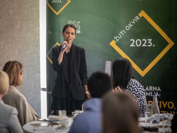 milana petrović se obratila okupljenima ispred national geographic časopisa
