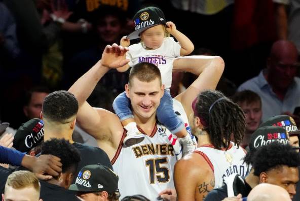 Nikola Jokić sa ćerkom na NBA finalu