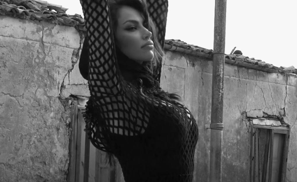 Madalina u odelu srpske manekenke