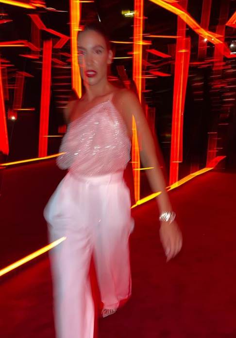 Dunja Jovanić u širokim belim pantalonama i topu