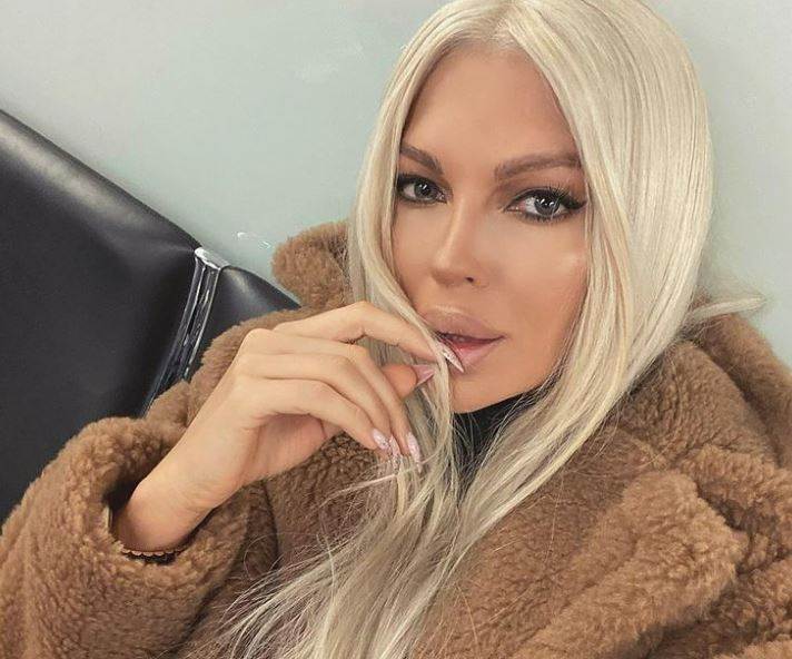 Jelena Karleuša prošetala Dubajiem u kompletu sa trakicama.