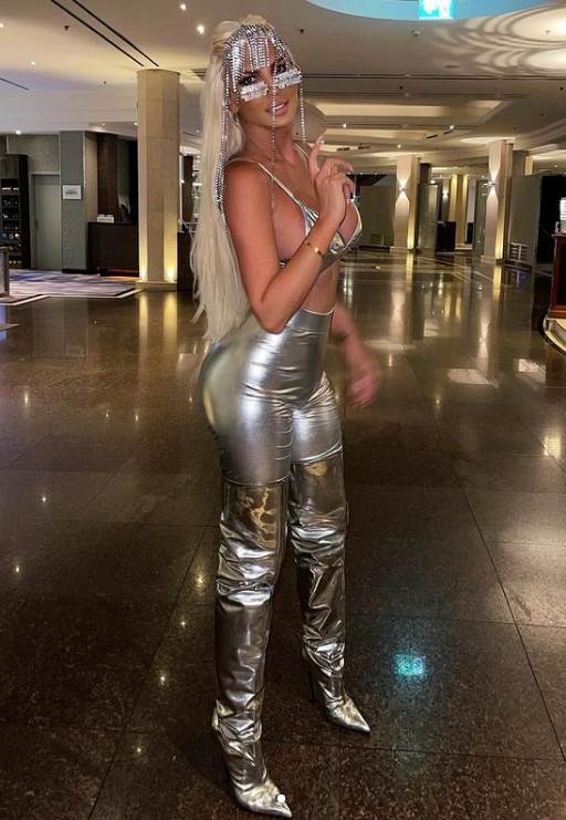 Jelena Karleuša u srebrnim dugačkim čizmama obara modne trendove.