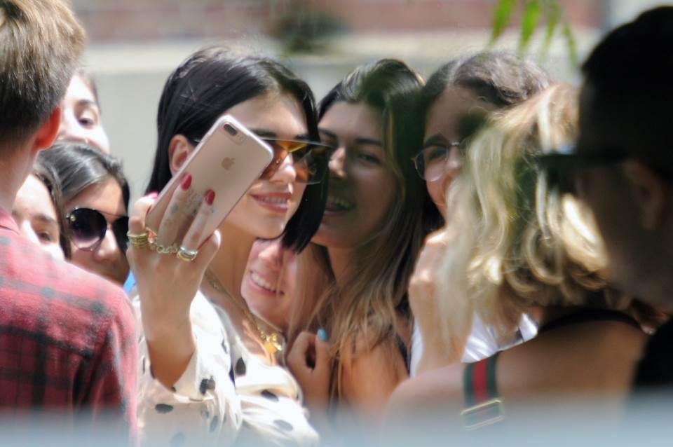 Dua Lipa ima rođenu sestru Rinu, koja se bavi modelingom, a koja sve češće niže uspehe svetskih razmera