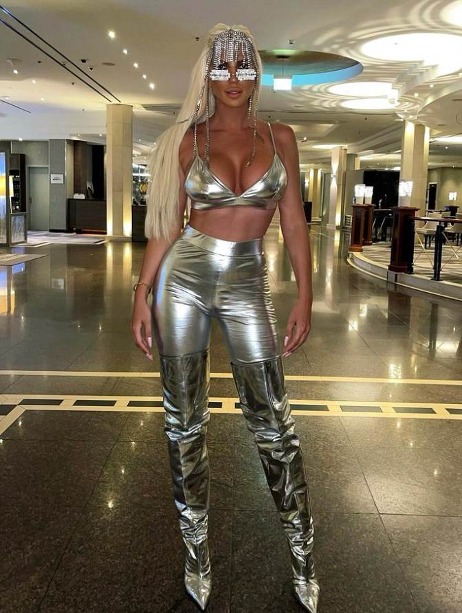 Jelena Karleuša napisala kako se oseća povodom svog neobičnog modnog izraza.