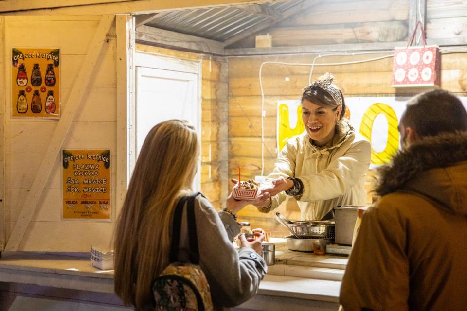 raznovrsna ponuda napitaka i gastro specijaliteta na starogradskoj zimi