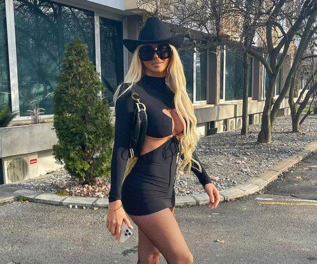 Jelena Karleuša u kompletu sa trakicama prošetala Dubajiem.