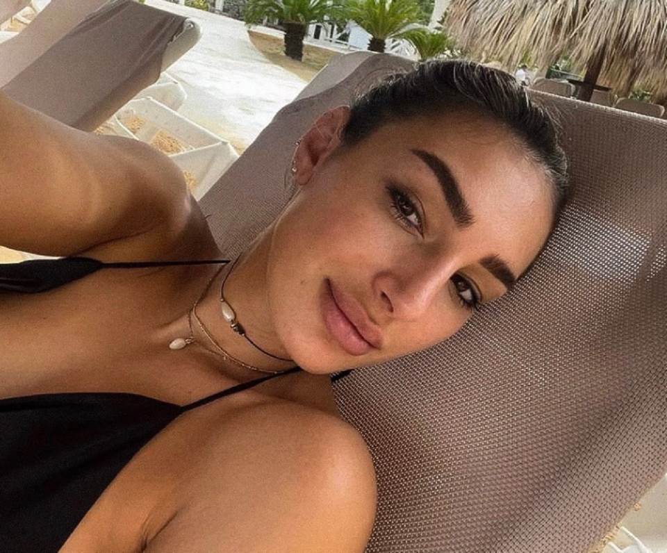 Svoju prirodnu lepotu Jovana Tomić savršeno ističe decentnom šminkom.