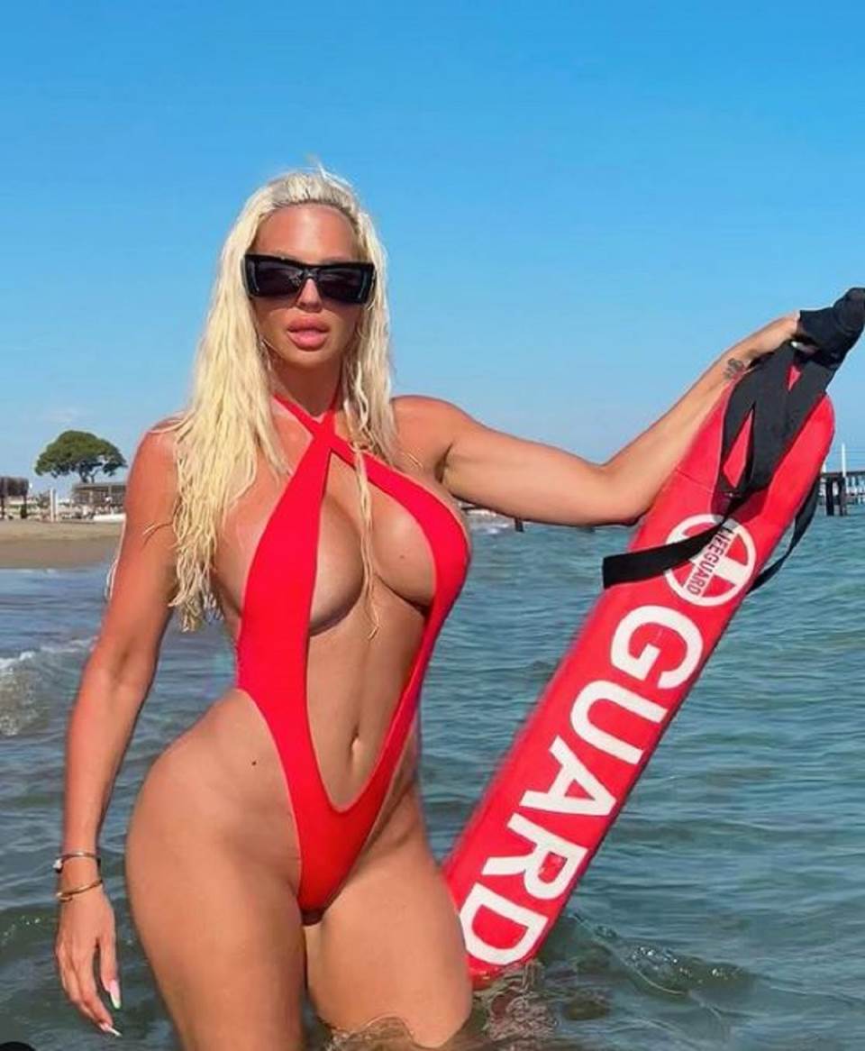 jelena karleuša u jednodelnom kupaćem kostimu