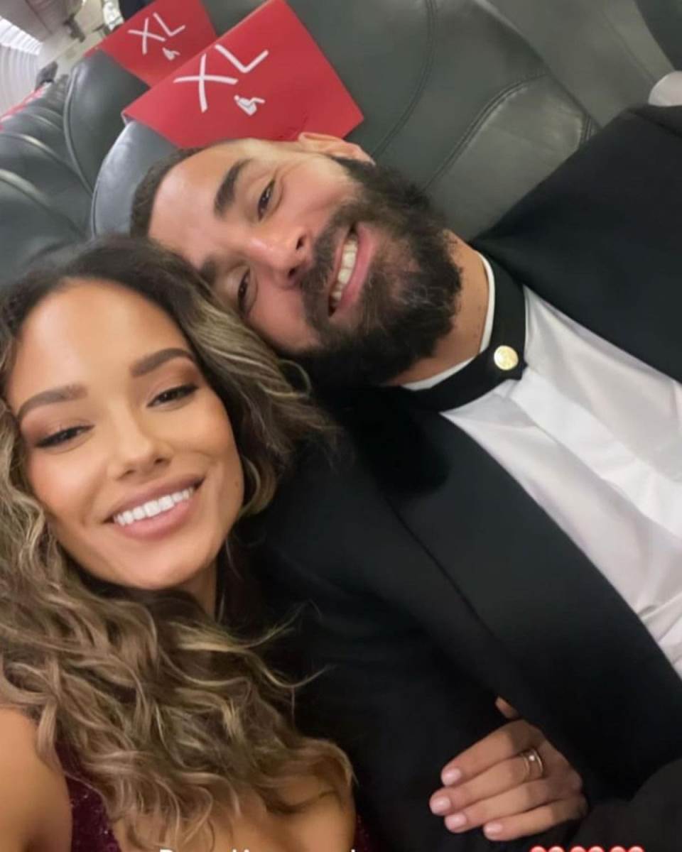 Karim Benzema uživa kraj devojke.