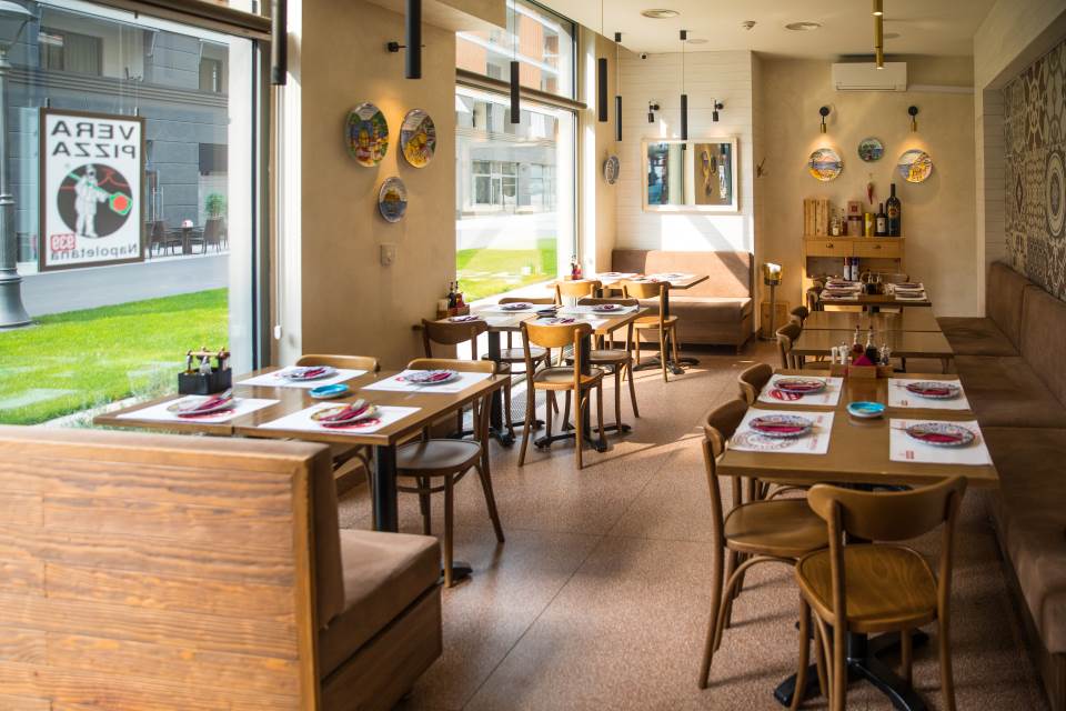 Campania restoran odiše autentičnom italijanskom atmosferom.