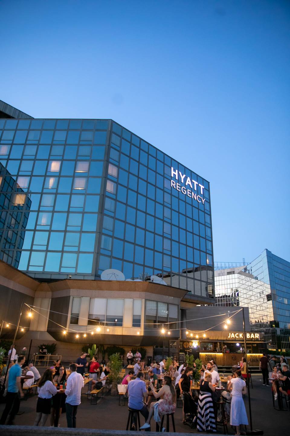 Blok 21, an outdoor event, is an ideal place for gatherings with your neighborhood team, friends or colleagues after a long workweek with a sunset to reme