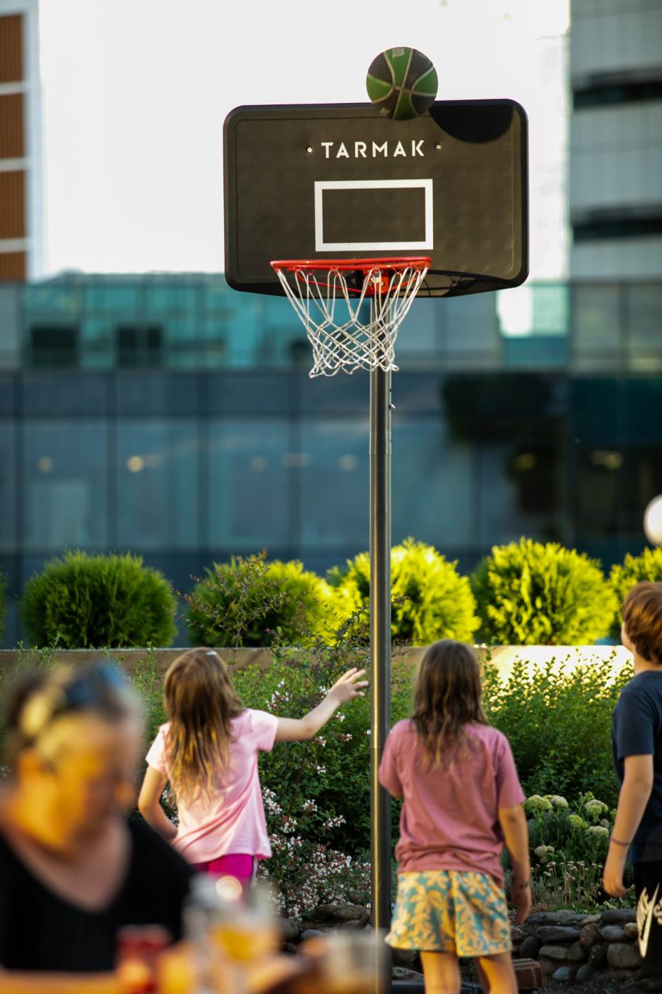 invite your colleagues to a basketball challenge