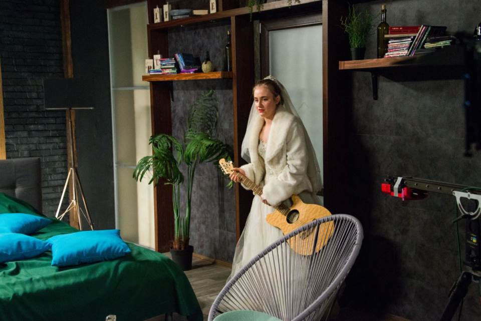 Učenica Nina Kostjuk stiže u luksuzni hotelski kompleks „Rajsko mesto“.