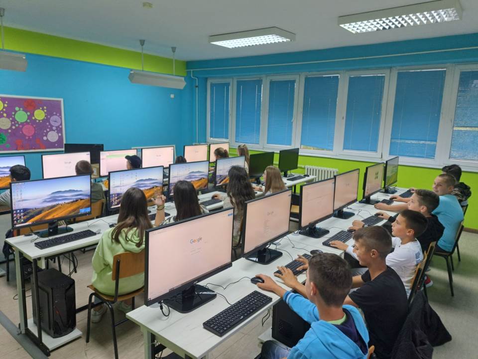 Kroz projekat „Stvaramo znanje“ kompanija je do sada opremila 140 informatičkih kabineta