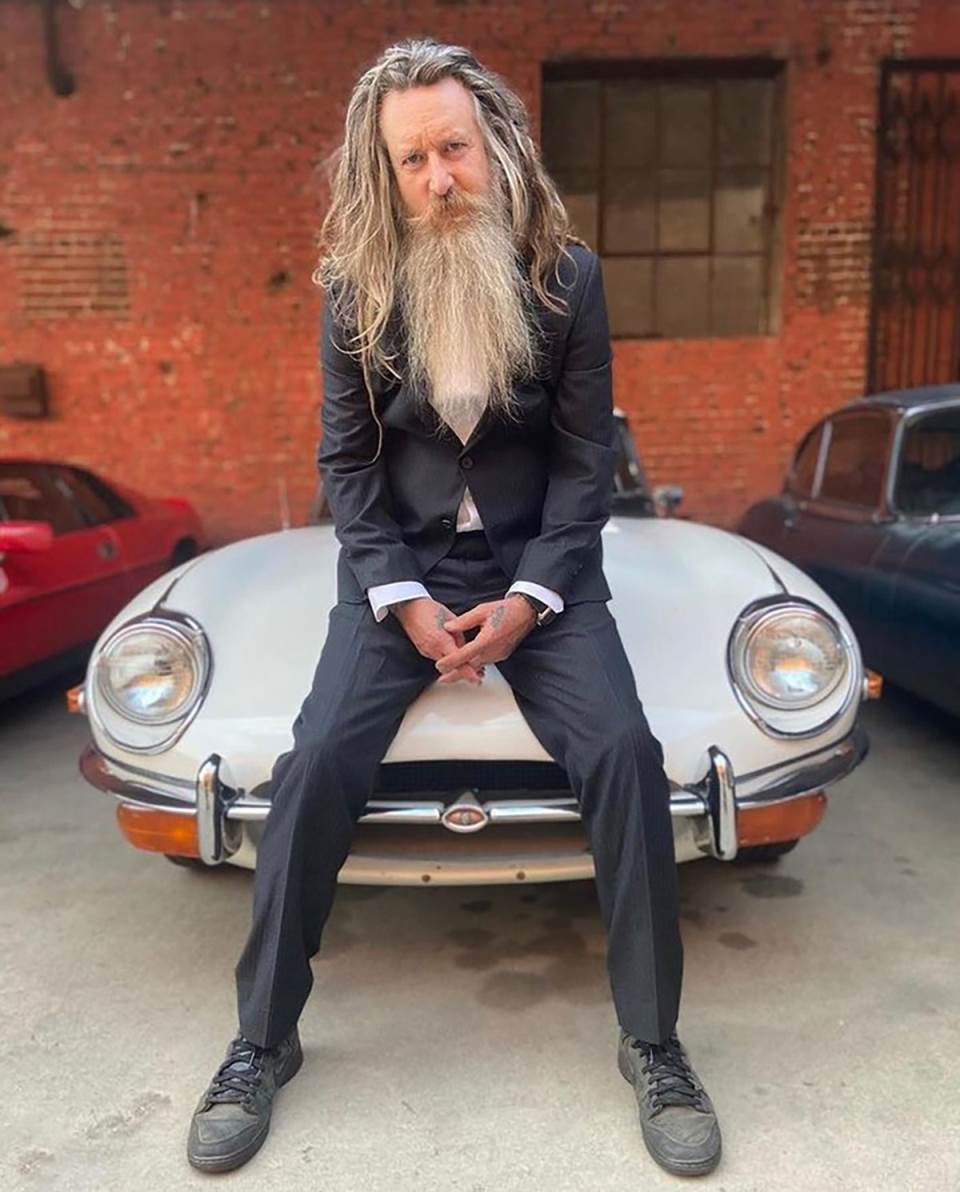 Magnus Voker drži Porše automobile u staroj zgradi fabrike.